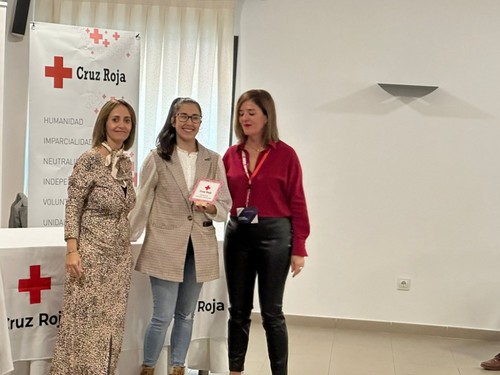 La empresa Pepco también recibió su reconocimiento, lo recogió Jennifer Velasco, encargada.