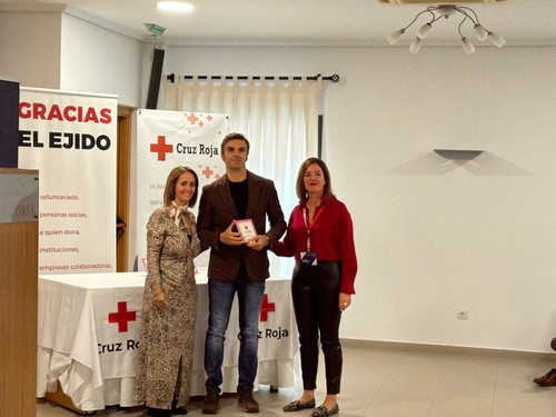 Farmacia Pujalte, su gerente José María Pujalte recoge el reconocimiento.