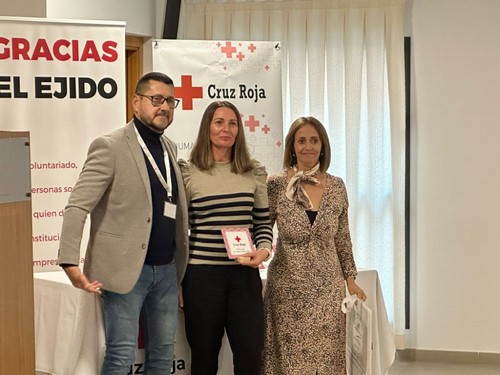 El nieto de Francisco Velarde hace entrega a la presidenta de la Asociación Cultural Francisco Velarde, Mercedes Morales.