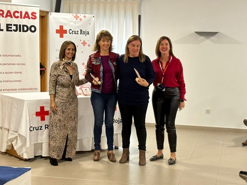 El C.E.I.P. Teresa de Jesús y el AMPA OASIS también tuvieron su reconocimiento. Loli Bonilla, jefa de estudios del centro, recogió el reconocimiento.
