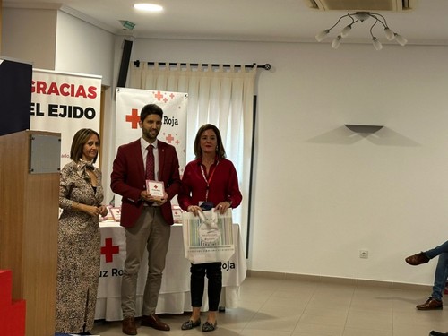Javier Rodríguez, concejal  en materias de Juventud, Educación y Participación recogiendo el galardón.
