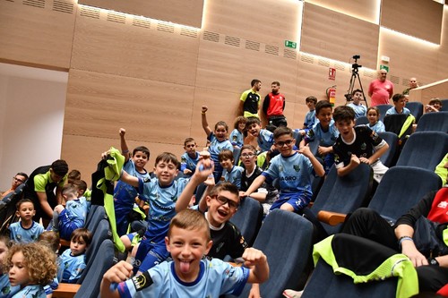 Los niños de la cantera eufóricos durante la gala.