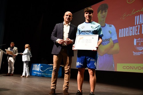 Iván, también del primer equipo, recibió su reconocimiento por ser convocado con la Selección Española Sub-19.