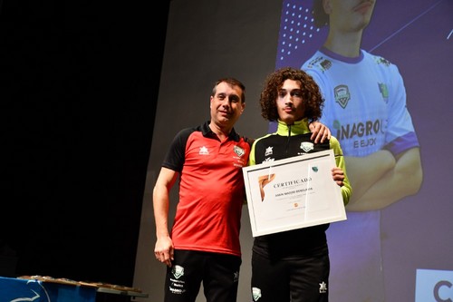 El jugador del primer equipo, Amin, recibió un reconocimiento por su convocatoria con la Selección Francesa.