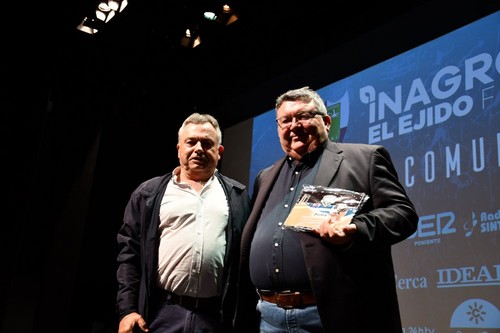 Juan Medina hizo entrega a José Antonio Gutiérrez, director del periódico D-CERCA de un reconocimiento para el medio de comunicación.