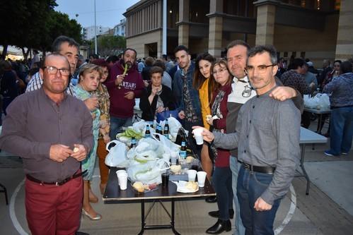 San Marcos cumple con la tradición y reparte más de 1.500 kilos de habas