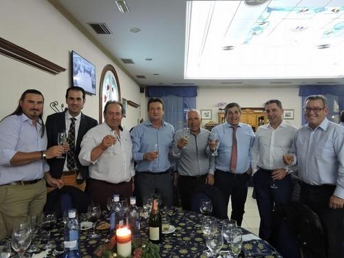 Paco Sedano, gerente de la Cooperativa (2º por la dcha.), junto a miembros de la Junta Rectora y agricultores socios