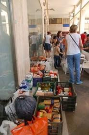 Alimentos donados por los participantes en la cita.