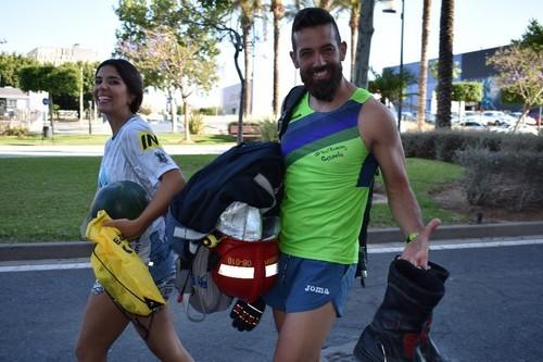 Bombero junto a su pareja muy satisfecho tras haber subido el edificio