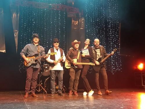 'Los Lobos' cantaron 'Para bailar la bamba'.