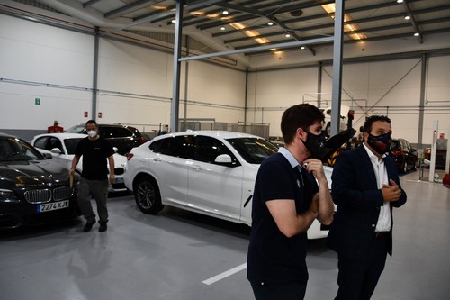 De izquierda a derecha, Alejandro Moreno, jefe de Ventas, y Alexandro Batista, gerente de la empresa en Almería, en el taller del concesionario.