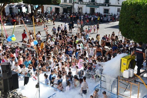 Niños y no tan niños lo pasan a lo grande en la Fiesta de la Espuma de Dalías
