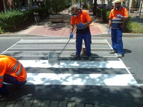 El Ayuntamiento lleva a cabo los trabajos de señalización horizontal de tráfico con un nuevo sistema de pintura más resistente y eficiente