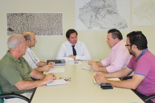 Ayuntamiento y Asaja analizan cuestiones prioritarias para el campo ejidense como la higiene rural, las modificaciones en la normativa para la instalación de invernaderos y los seguros agrarios