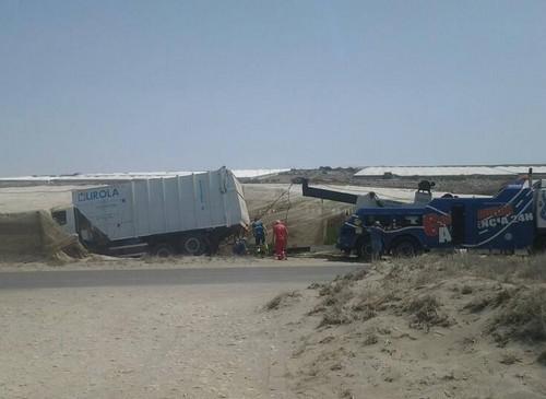 Un camión de la basura se empotra contra un invernadero en la carretera que une Balerma con Guardias Viejas