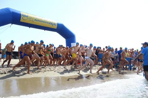 Más de 70 nadadores participaron en la 'VI Travesía a nado' en apoyo a la Fundación Vicente Ferrer