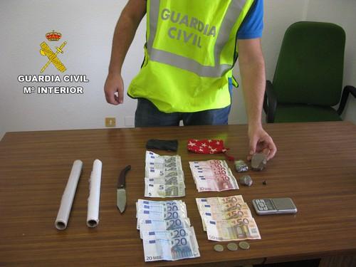 La Guardia Civil detiene a dos personas y desmantela un punto de venta de droga en Adra