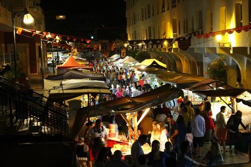 Almerimar acoge estos días una nueva edición del mercado de saldos ‘Mercasol’ con la participación de más de una veintena de stand