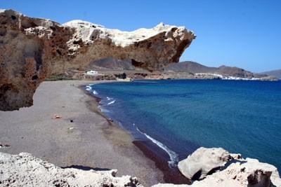 Un chico de 20 años muere en la playa de Los Escullos tras saltar por una roca