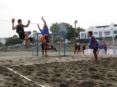 La playa de Poniente de Almerimar acogerá mañana el ‘I Torneo de Balonmano Playa’