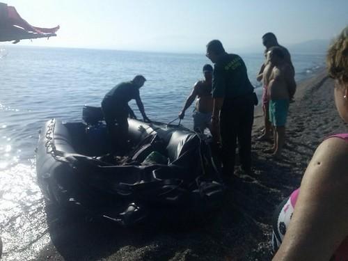 Una patera con inmigrantes marroquíes llega a la playa de Balerma a plena luz del día