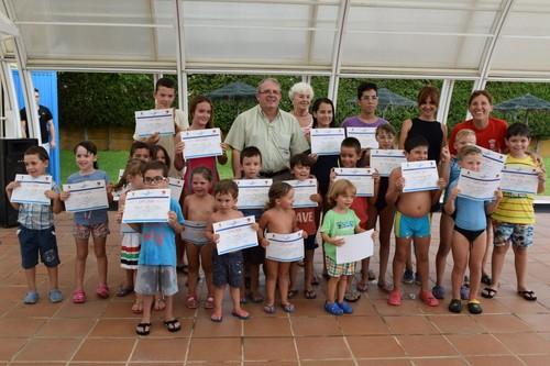 Unos 250 niños participan en los cursos veraniegos de natación en la Piscina Municipal de Las Cabañuelas