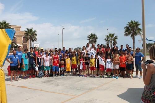 Sesenta equipos de toda la provincia participan en el ‘I Torneo 3x3 Isma Torres’ en el Pago del Lugar de Adra