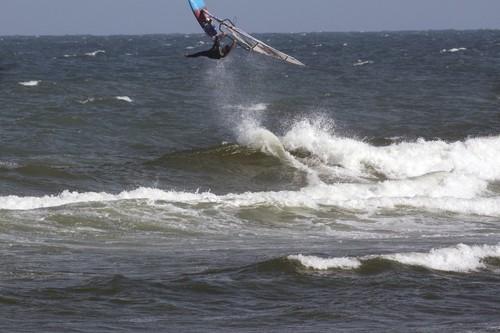 Víctor Fernández lucha estos días por mantener el liderato en el Mundial de Windsurf en la modalidad de olas