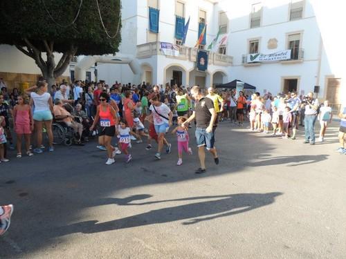Más de 200 corredores de todas las edades participan en la I Carrera 'Santo Cristo de la Luz' de Dalías