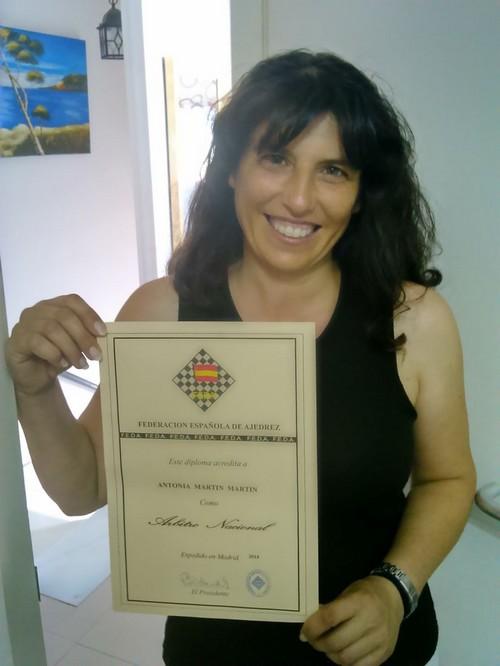 La vicaria Toñi Martín se convierte en la primera mujer almeriense con título de arbitro nacional de ajedrez
