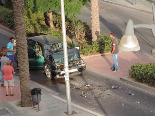 Choque por detrás de un vehículo a un pequeño camión en el paseo de Santa María del Águila