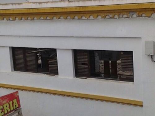 Las peñas dalienses suspenden la quema de cohetes durante la procesión tras la explosión de este mediodía