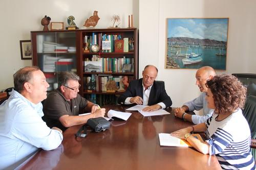 El Ayuntamiento de Adra y el Real Club Nautico de Adra firman el contrato para los cursos de formación ‘A toda Vela’