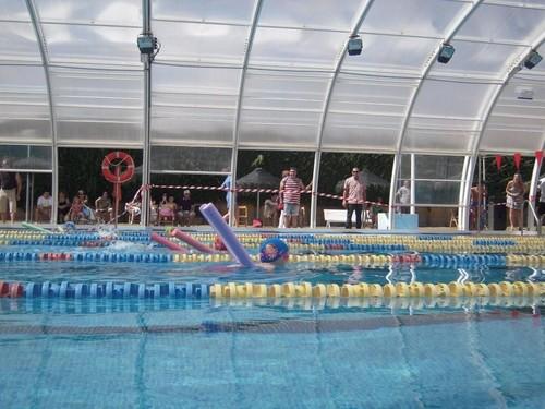 La piscina climatizada de Vícar reanuda en octubre los cursos de natación para infantiles y adultos