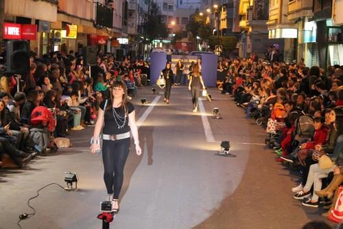 La carrera de Natalio Rivas se convertirá el sábado en una gran pasarela de moda gracias a la Asociación de Comerciantes y el Ayuntamiento de Adra