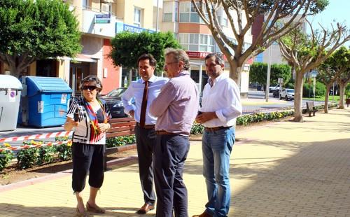 El Paseo Juan Carlos I de El Ejido luce renovado con nueva jardinería y señalización viaria