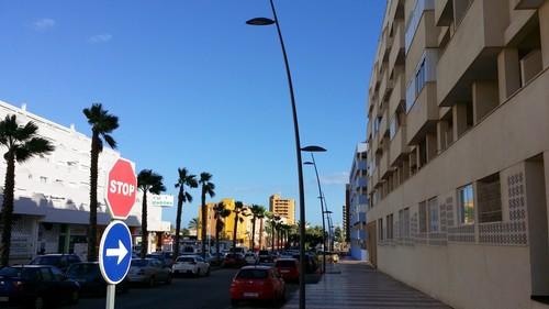 Instaladas las nuevas luminarias de la Av. Rosita Ferrer de la Urbanización de Roquetas de Mar
