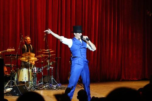 'El Intérprete' levanta al público del Auditorio de El Ejido al ritmo de la música