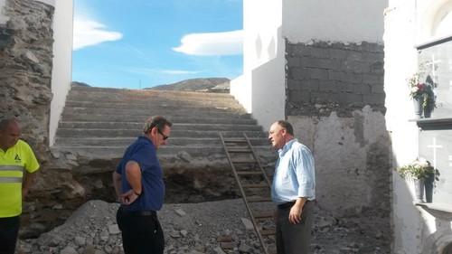 El Ayuntamiento de Adra lleva a cabo un plan especial de acondicionamiento del Cementerio Municipal para el Día de Todos los Santos