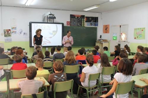 La ilustradora Pilar Campos participa en un encuentro escolar en el CEIP Abdera