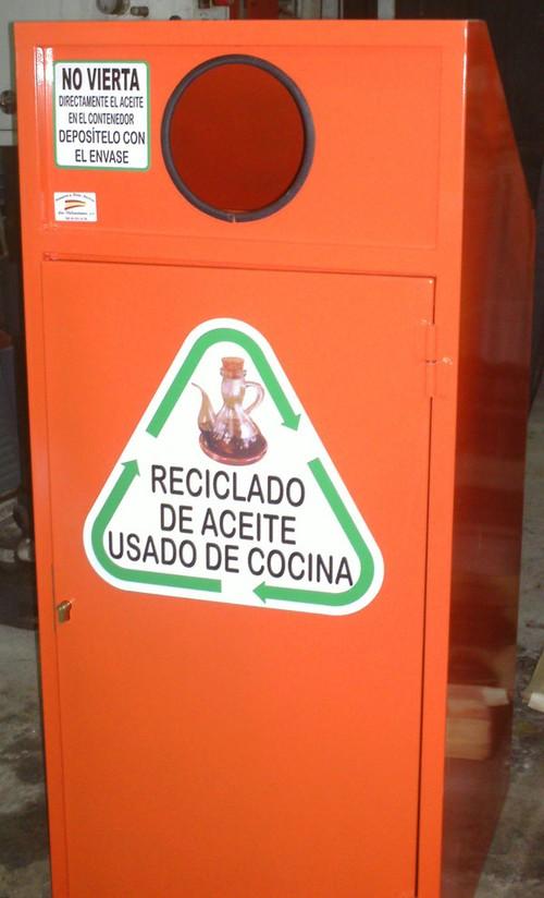 El Ayuntamiento de El Ejido instala nuevos contenedores para la recogida segura del aceite doméstico usado
