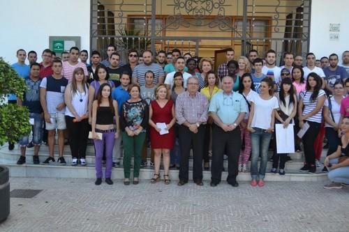 Los setenta primeros desempleados contratados a través del programa Empleo Joven en Vícar se incorporarán este viernes a sus puestos
