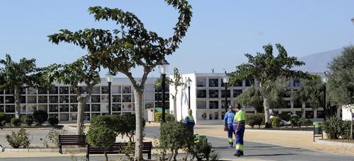 Roquetas refuerza su red de acondicionamiento de cementerios de cara al 1 de noviembre