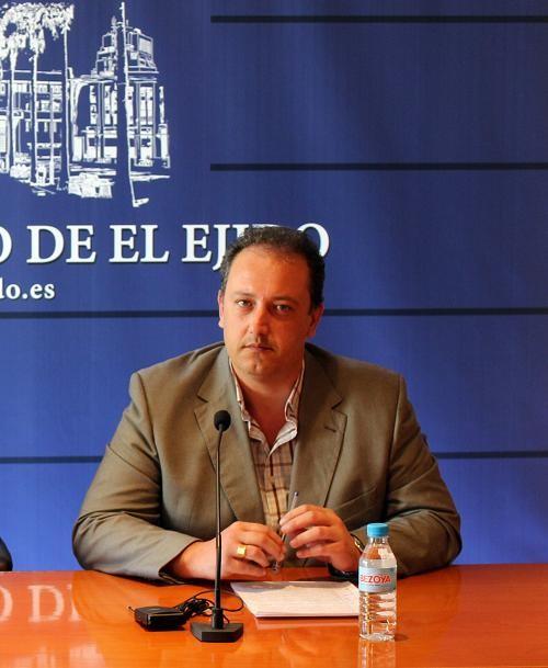 Rivera: “La Junta desatiende sus obligaciones con el municipio en materia social, acumulando una deuda de más de 1.300.000 euros