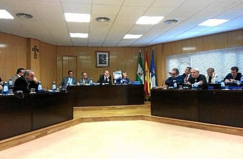 La oposición en bloque del Ayuntamiento de Roquetas plantea una queja por la falta de cauces que fomenten su “participación política”