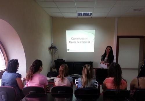 La Junta enseña cómo desarrollar un plan de empresa y constituir un negocio a jóvenes emprendedores de Adra