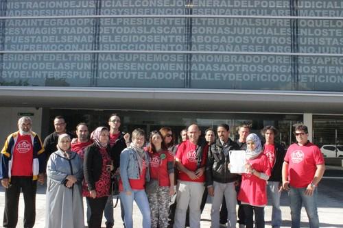 La plataforma Stop Desahucios evita, in extremis, el desahucio de dos familias que conviven en la misma casa en El Ejido