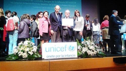 Vícar recibe el sello de ‘Ciudad Amiga de la Infancia’ y asume el compromiso de blindar los derechos de los menores