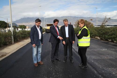 El Ayuntamiento de El Ejido ha iniciado estos días las obras de asfaltado de la carretera de Almerimar
