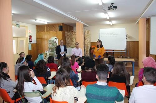 El escritor Fernando Martínez participa en un encuentro escolar en el IES Abdera
